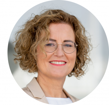 Ein Headshot von strategischer Beraterin für LebensHeldin! Claudia Weiss