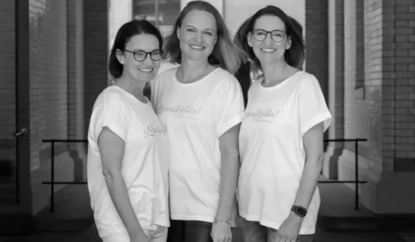 Drei Frauen auf grauem Foto im LebensHeldin! T-Shirt Oberkörper abgebildet